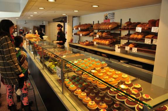 Balcão bem sortido em padaria de Nuuk, capital da Groelândia